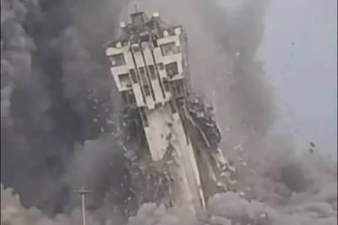 US Strikes Iran Bridges as Tehran Hits Back