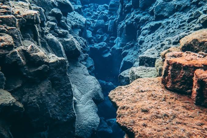 Deep sea gold kitchen forms in volcanic mineral deposits like the ones shown here