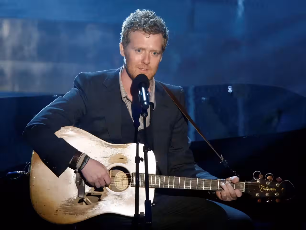Glen Hansard death has stunned fans of the Oscar winning musician shown performing here